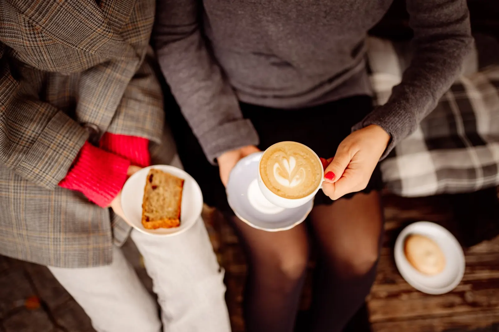 O felie de chec cu fructe și un flat white latte art